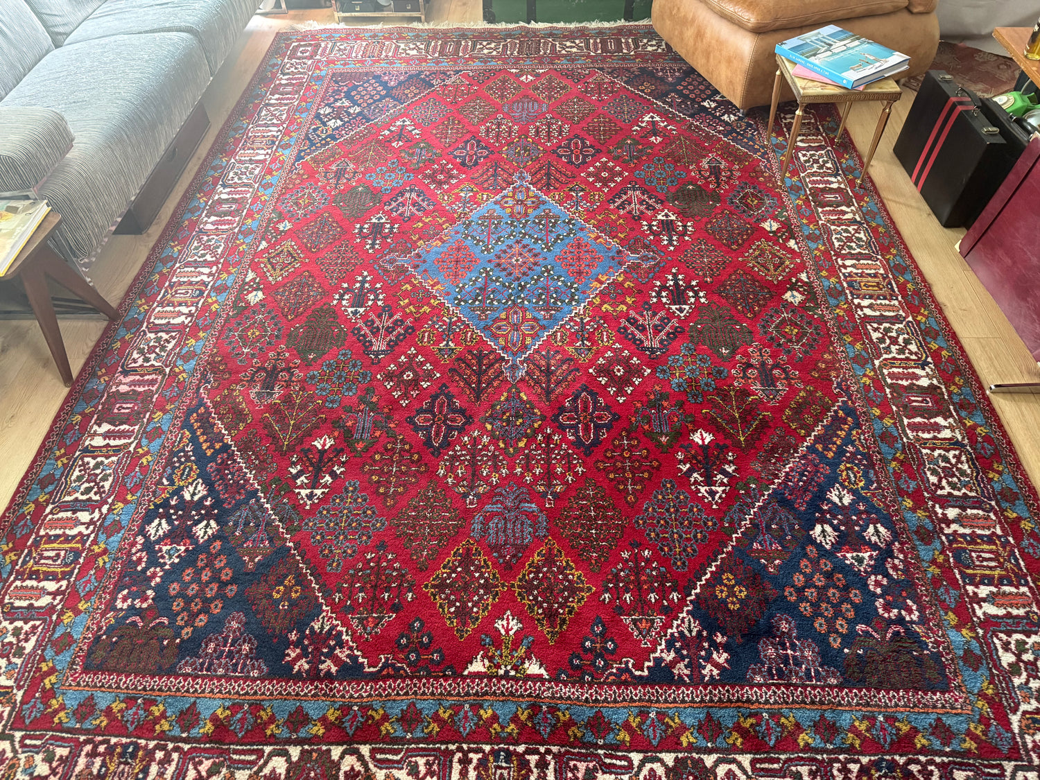 Groot vintage tribaal tapijt 355 × 241 cm – rood veld met blauw medaillon