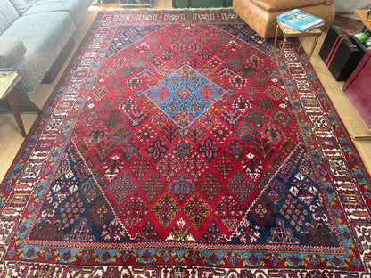 Groot vintage tribaal tapijt 355 × 241 cm – rood veld met blauw medaillon