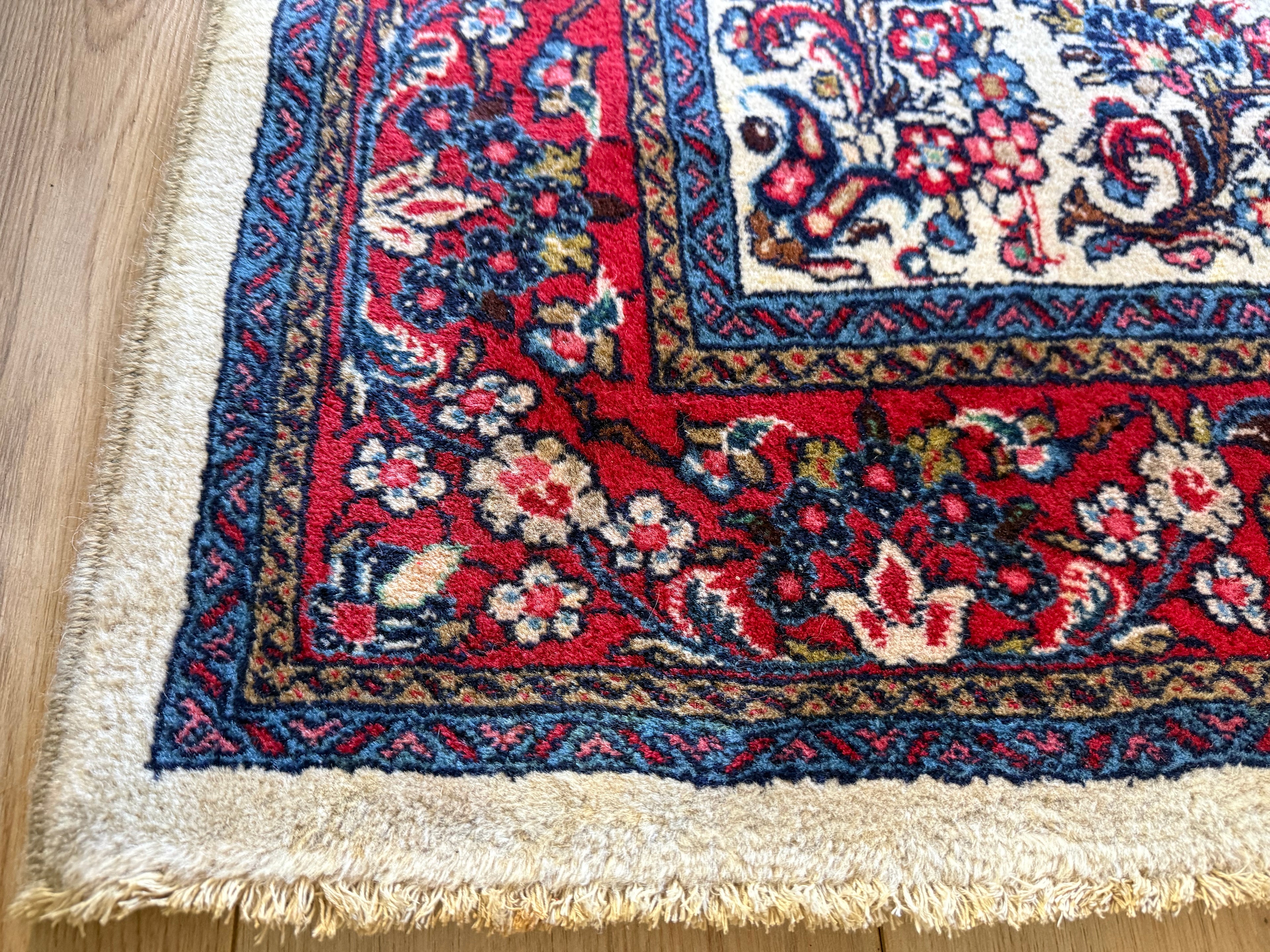 Vintage handgeknoopt klassiek tapijt met ivoor veld en florale patronen – 218 × 131 cm