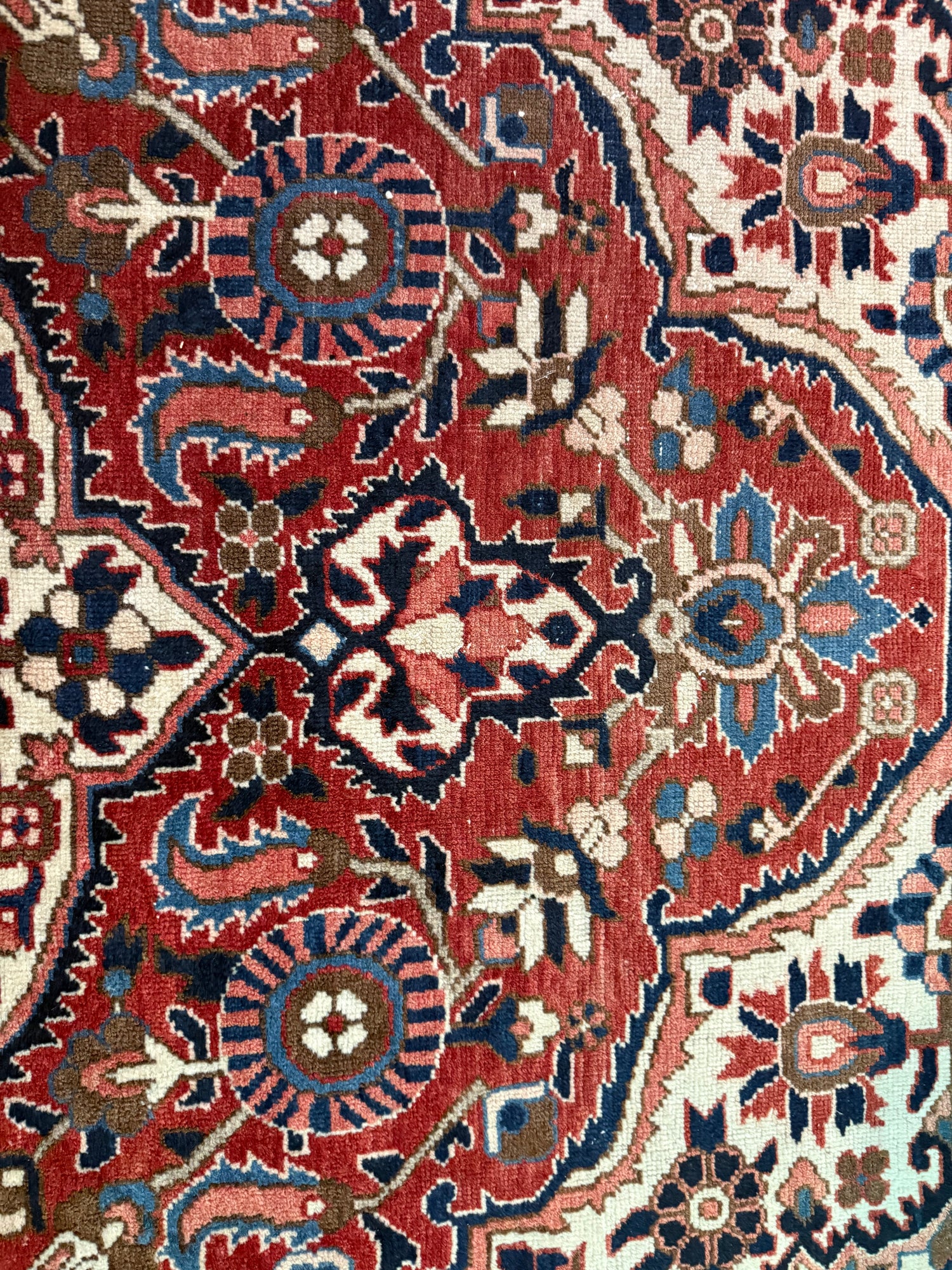 Vintage handgeknoopt tapijt 320 × 220 cm – klassiek rood met ivoor en donkerblauw