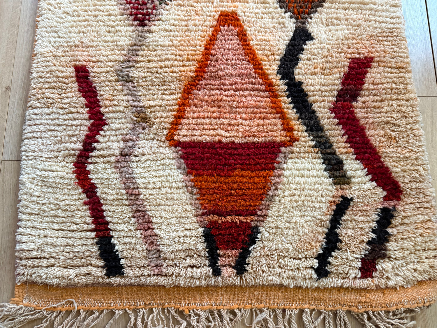 Warm Berber tapijt met abstract tribal design – 180 × 104 cm