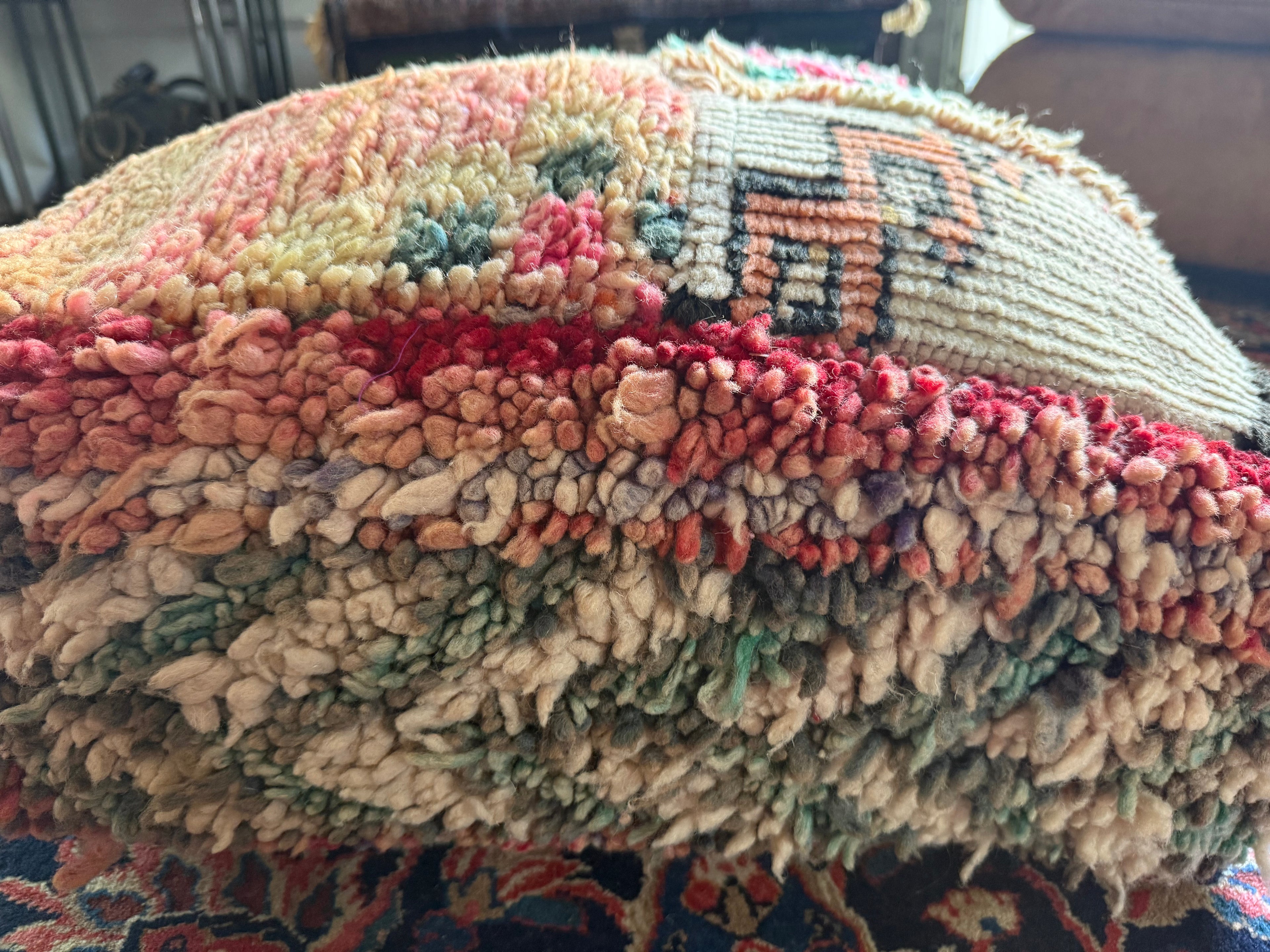 Poef van gebruikt vintage Marokkaans tapijt – handgemaakt – ca. 60 × 60 × 25 cm