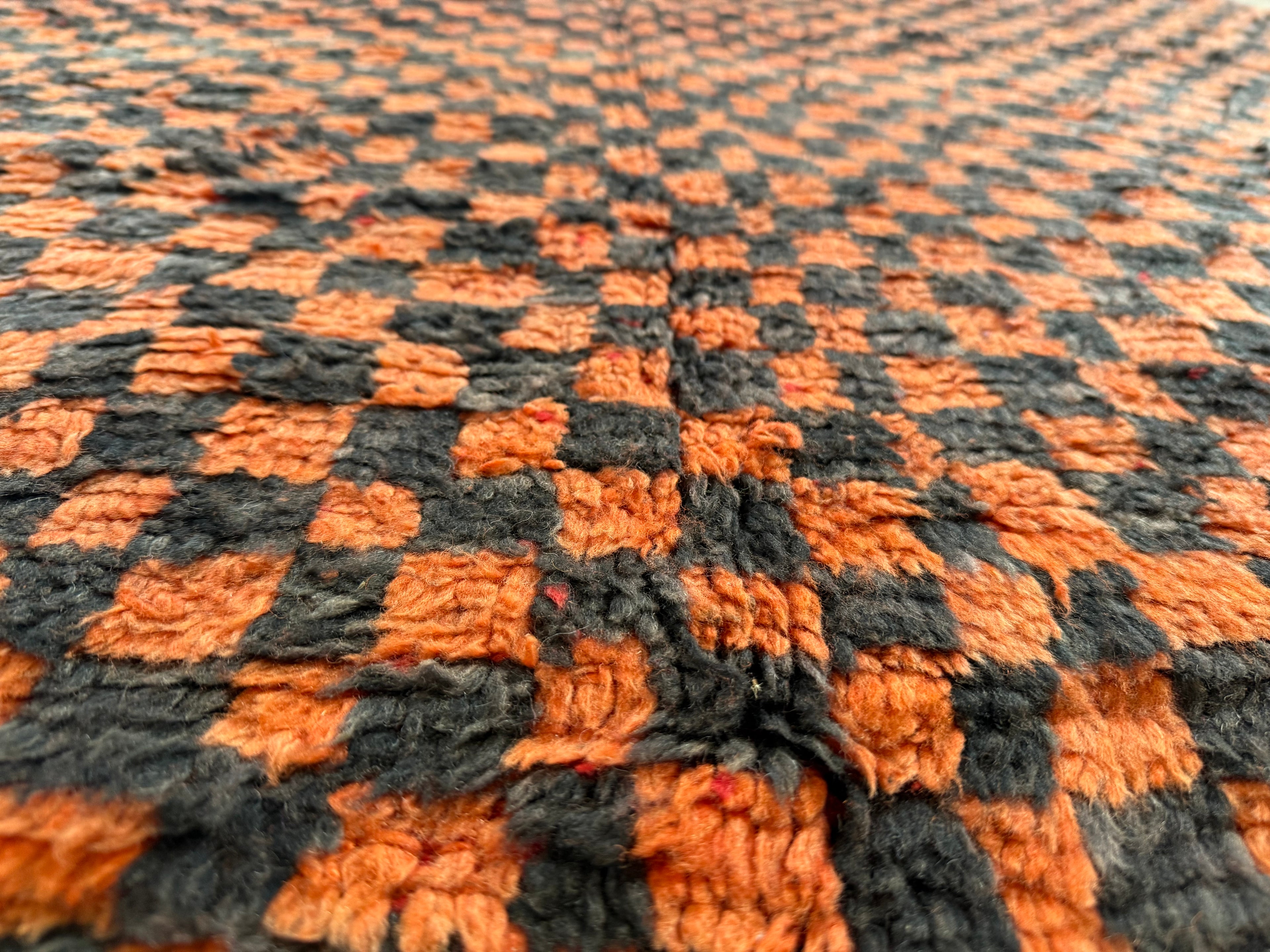 Grafisch vintage Berber tapijt in oranje &amp; zwart – 272 × 147 cm