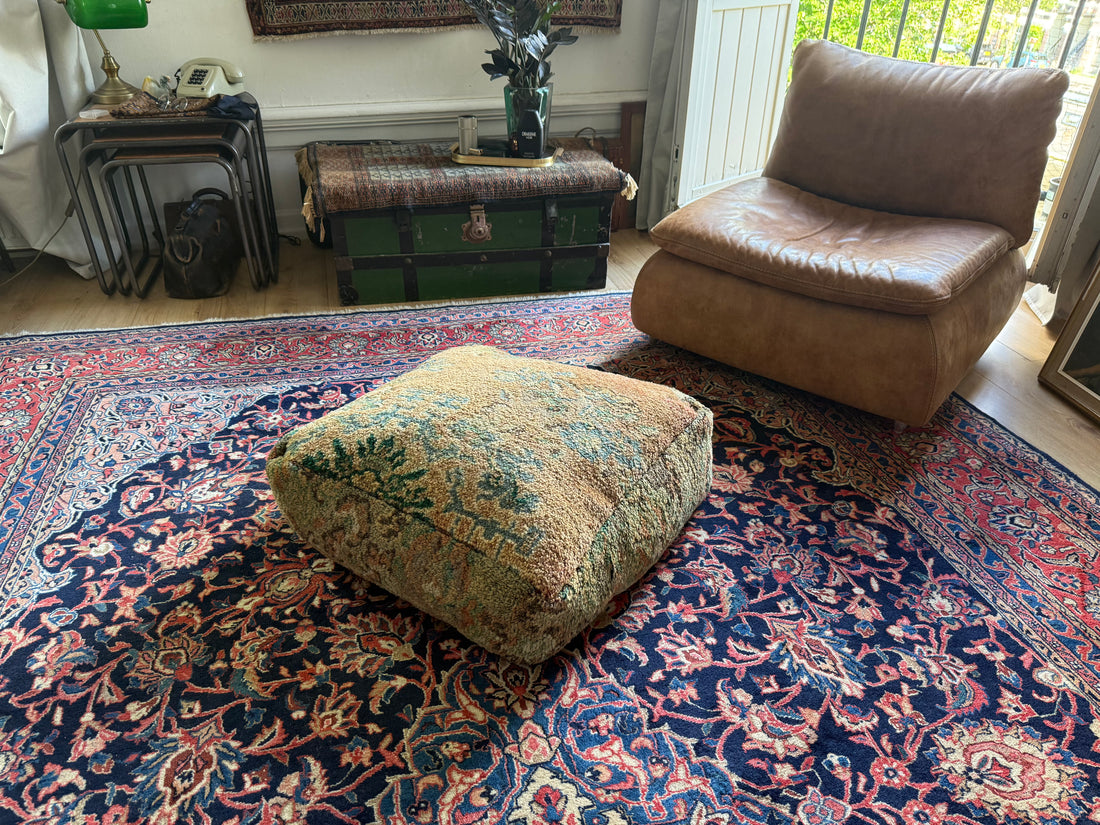 Poef van gebruikt vintage Marokkaans tapijt – handgemaakt – ca. 60 × 60 × 25 cm