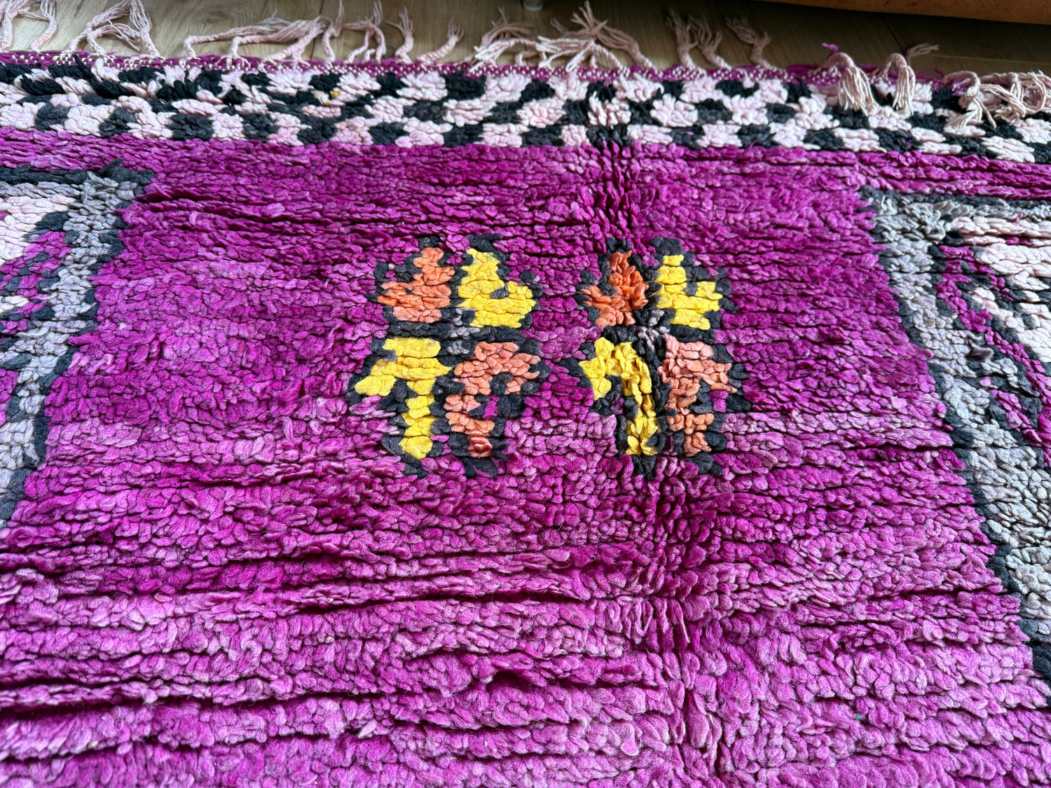 Warm Magenta Vintage Berber Tapijt – 320 × 183 cm – Dikke Wol &amp; Checkerboard Rand