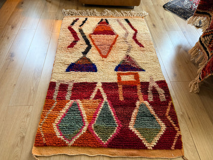 Warm Berber tapijt met abstract tribal design – 180 × 104 cm
