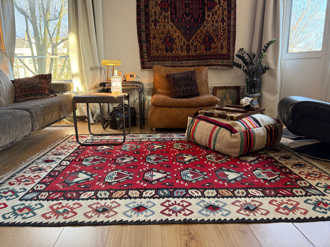 Grafische vintage kilim met diermotieven – 216 × 160 cm