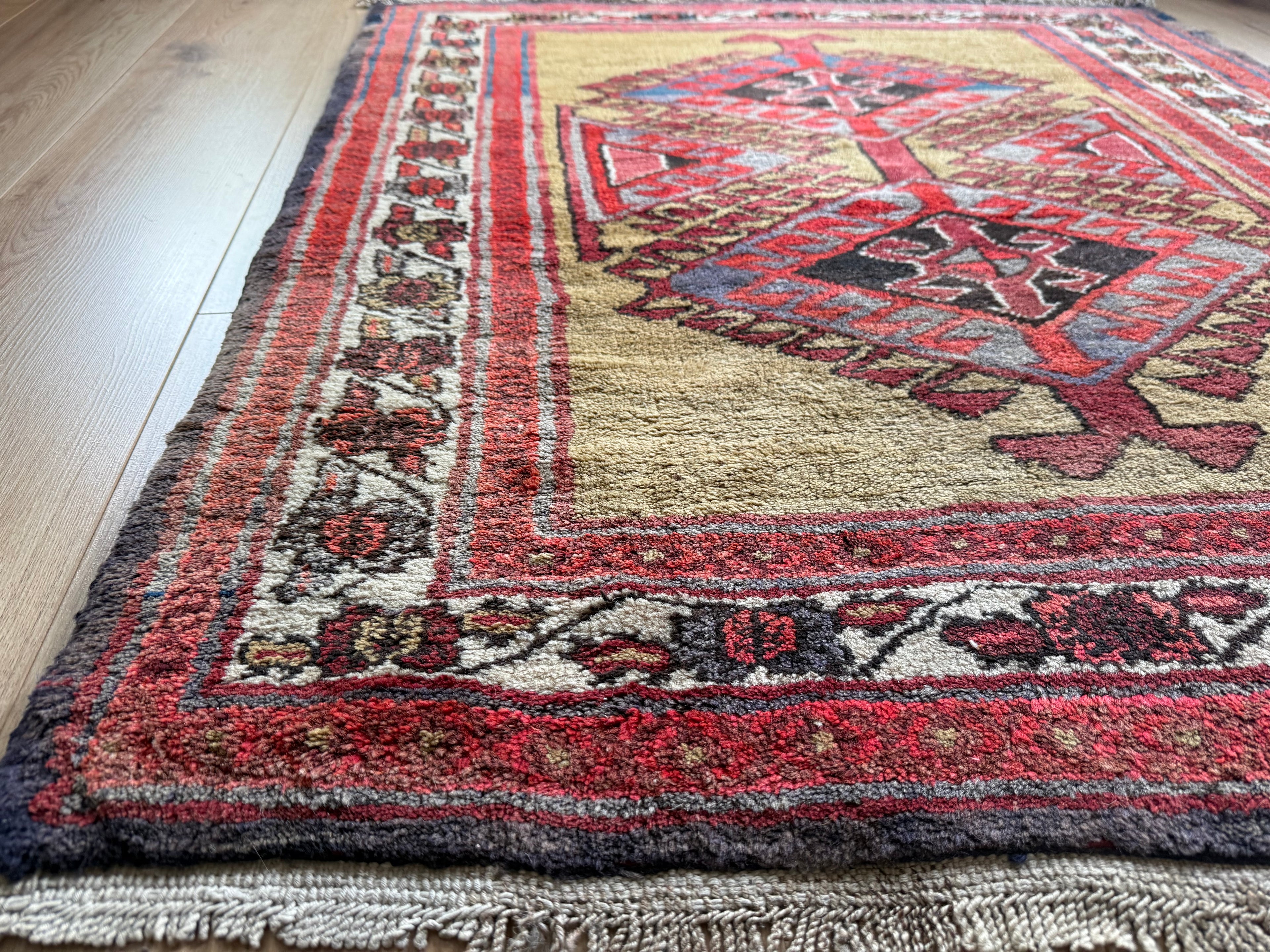 Tapete vintage anatoliano – medalhão geométrico em campo amarelo ocre quente (127 × 104 cm)