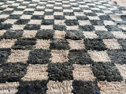 Handgeknoopt vintage Marokkaans checkerboard tapijt – 297 × 114 cm
