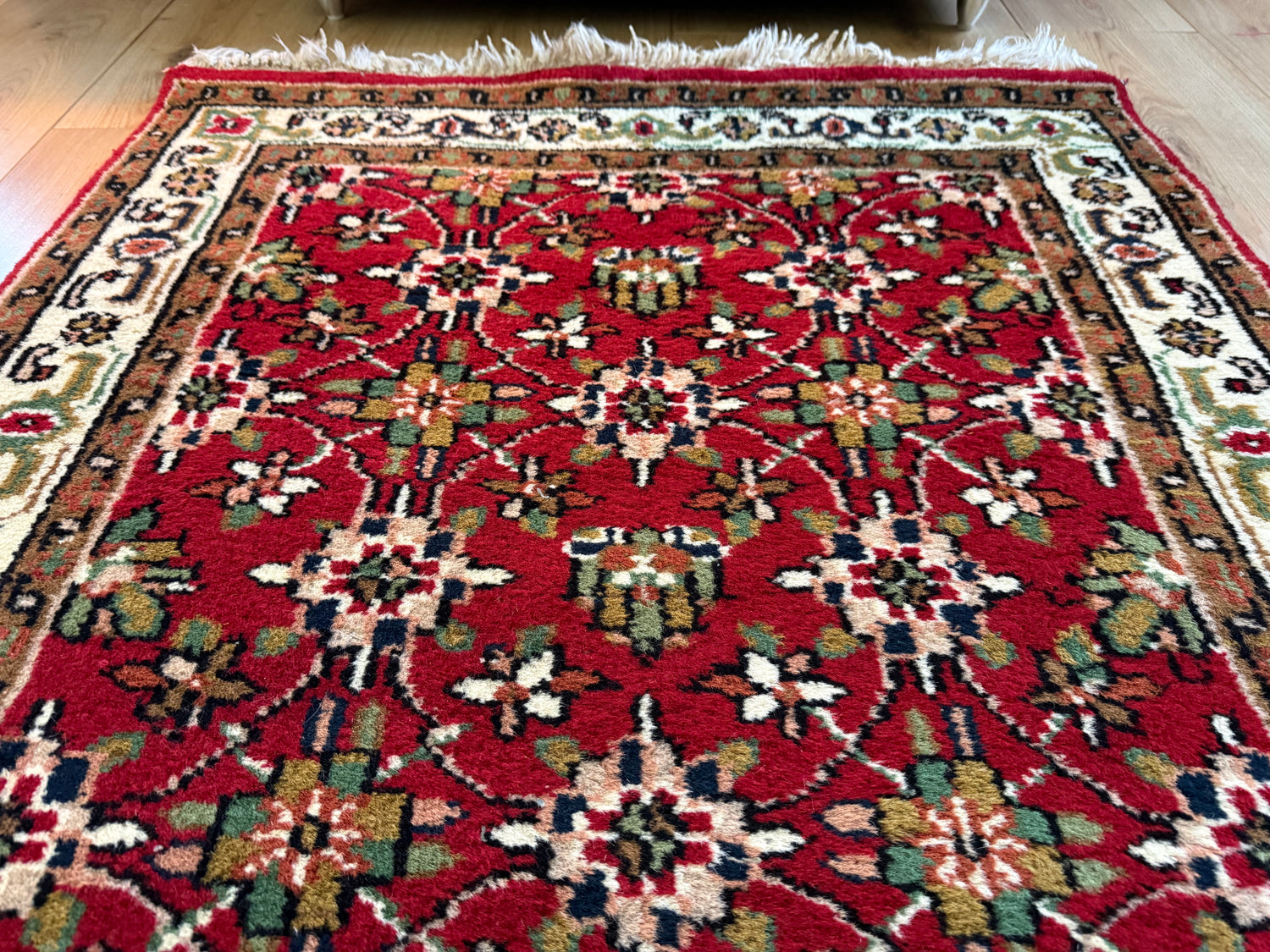 Warm rood vintage oosters tapijt met florale details – ca. 174 × 92 cm