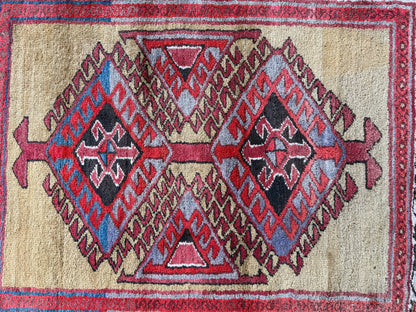 Tapete vintage anatoliano – medalhão geométrico em campo amarelo ocre quente (127 × 104 cm)