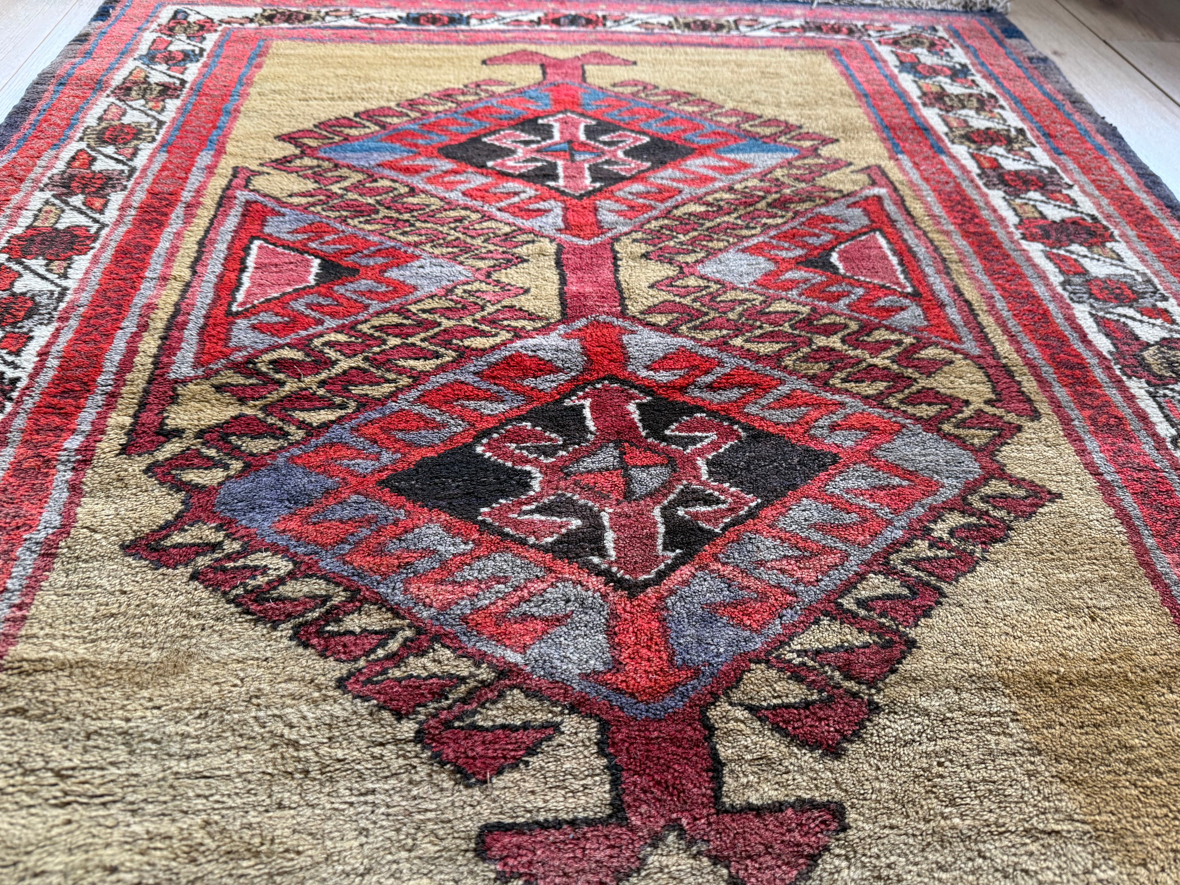 Tapete vintage anatoliano – medalhão geométrico em campo amarelo ocre quente (127 × 104 cm)