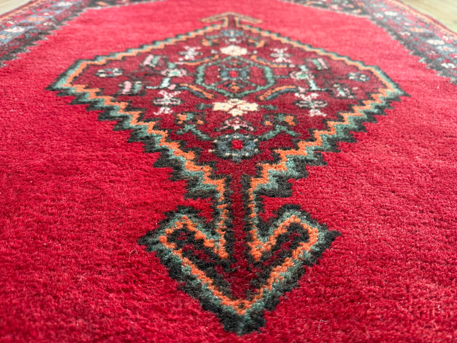 Vintage handgeknoopt wollen tapijt – 197 × 108 cm