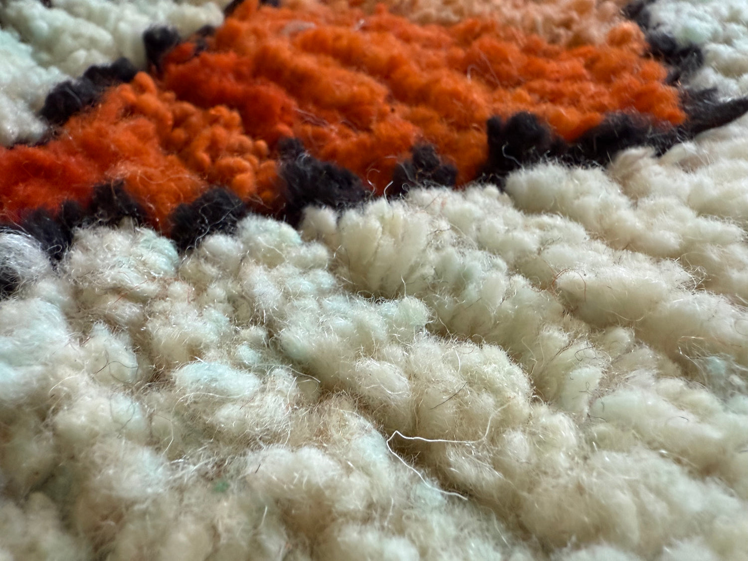 Vintage hoogpolig Marokkaans Berber kleed met warm oranje ruitmotief – 157 × 106 cm