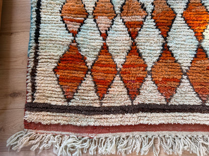 Vintage hoogpolig Marokkaans Berber kleed met warm oranje ruitmotief – 157 × 106 cm