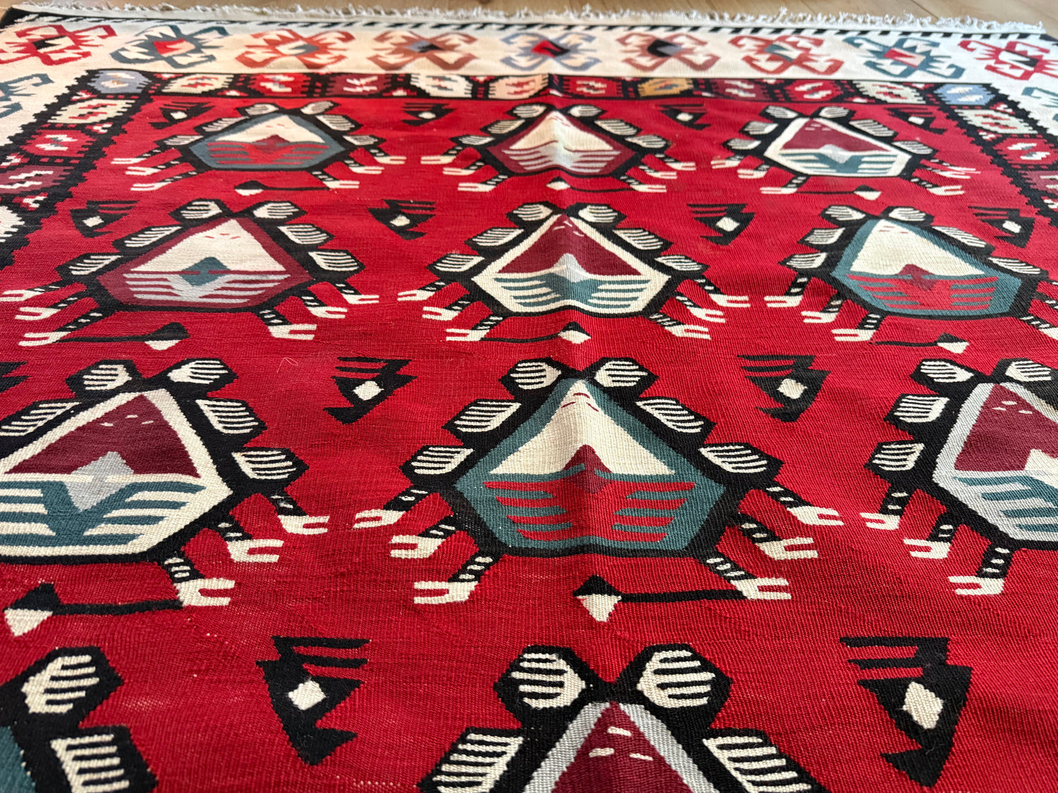 Grafische vintage kilim met diermotieven – 216 × 160 cm