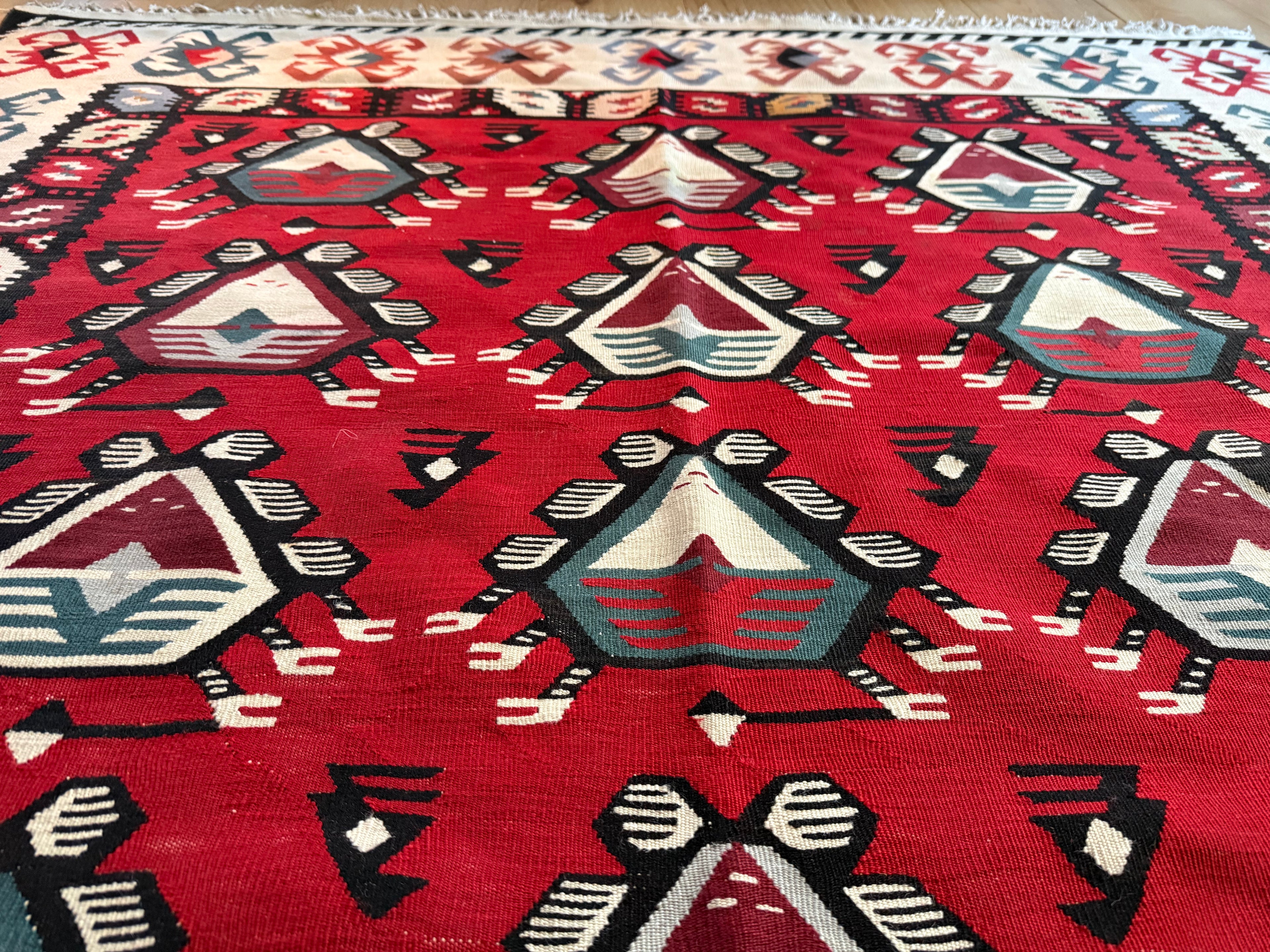 Grafische vintage kilim met diermotieven – 216 × 160 cm
