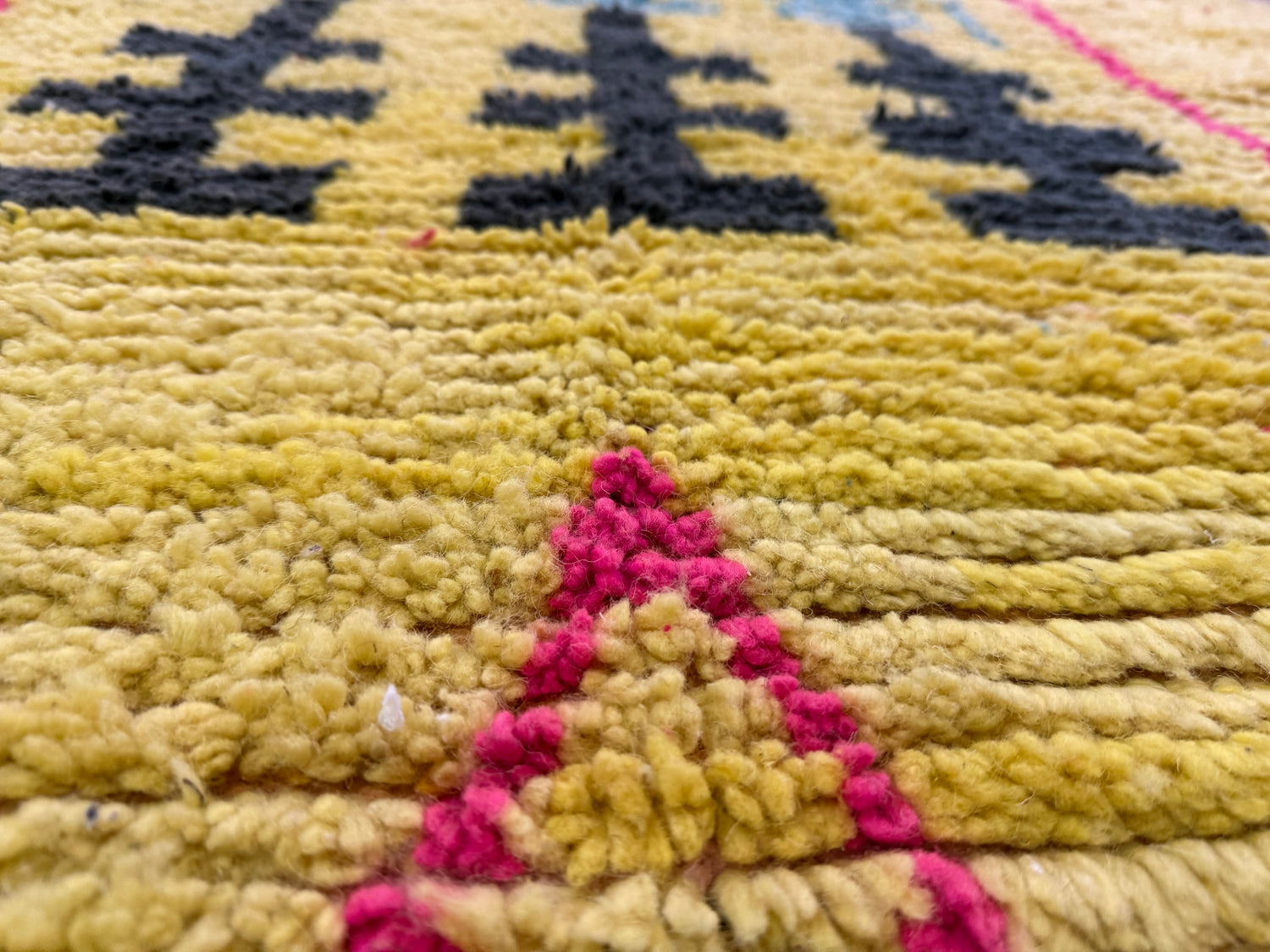 Expressief Marokkaans Berber tapijt met symbolisch design – ca. 287 × 168 cm