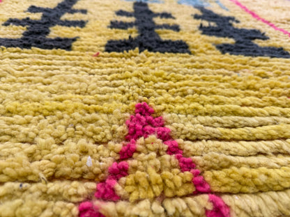 Expressief Marokkaans Berber tapijt met symbolisch design – ca. 287 × 168 cm