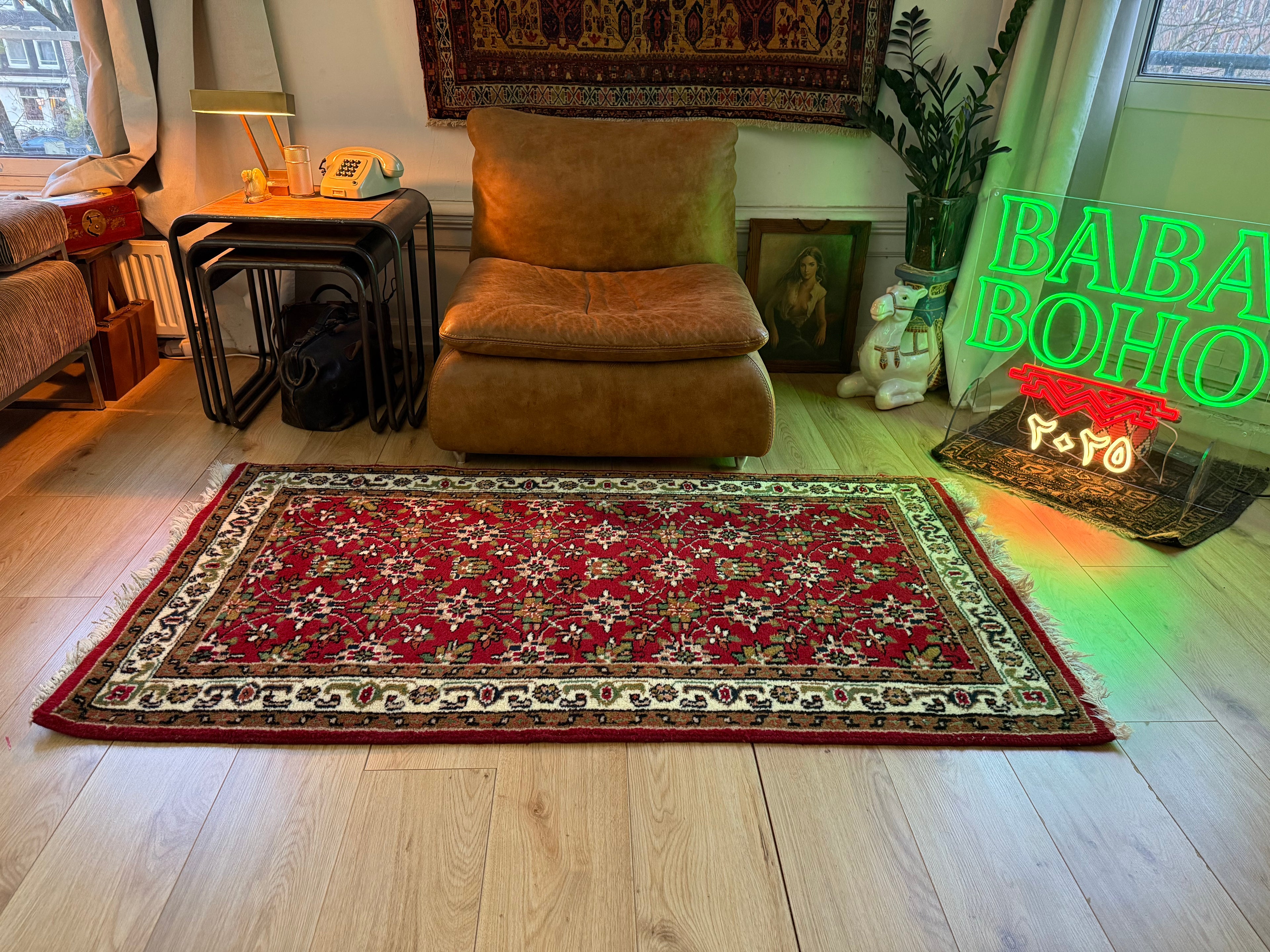 Warm rood vintage oosters tapijt met florale details – ca. 174 × 92 cm