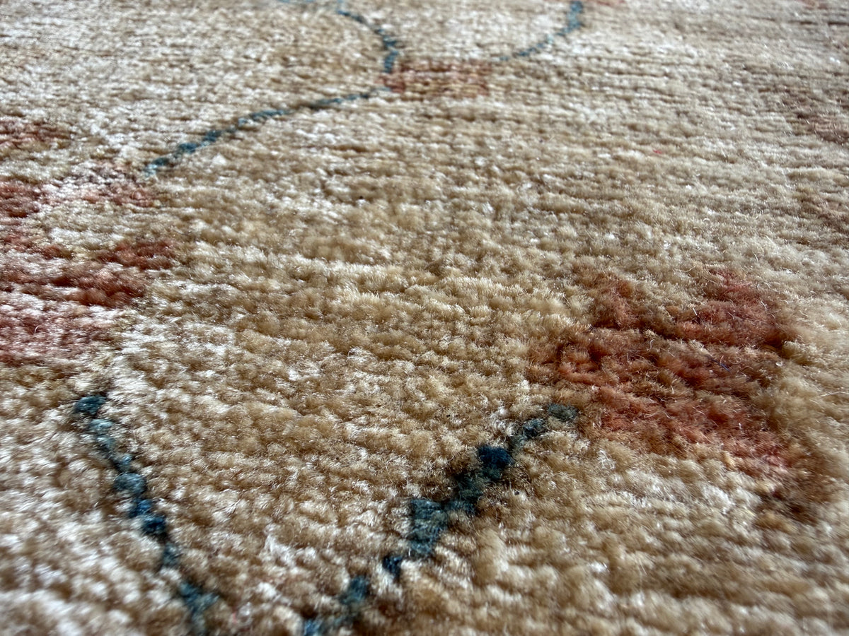 Alfombra afgana Ziegler anudada a mano con suave diseño floral