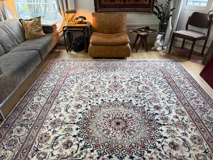 Tapete clássico nó à mão estilo Nain com medalhão – marfim &amp; azul noite – 335 × 247 cm