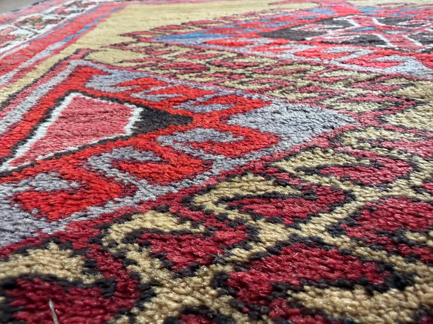 Tapete vintage anatoliano – medalhão geométrico em campo amarelo ocre quente (127 × 104 cm)