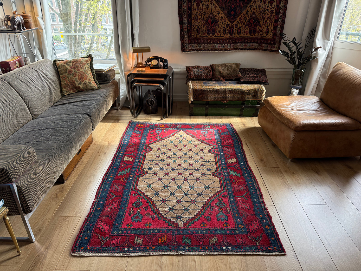 Hand-knotted Vintage Rug with Graphic Diamond Field – 185 × 131 cm