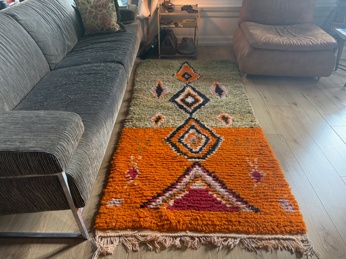 Vintage Marokkaans Berbertapijt in Oranje en Olijfgroen – 210 × 101 cm