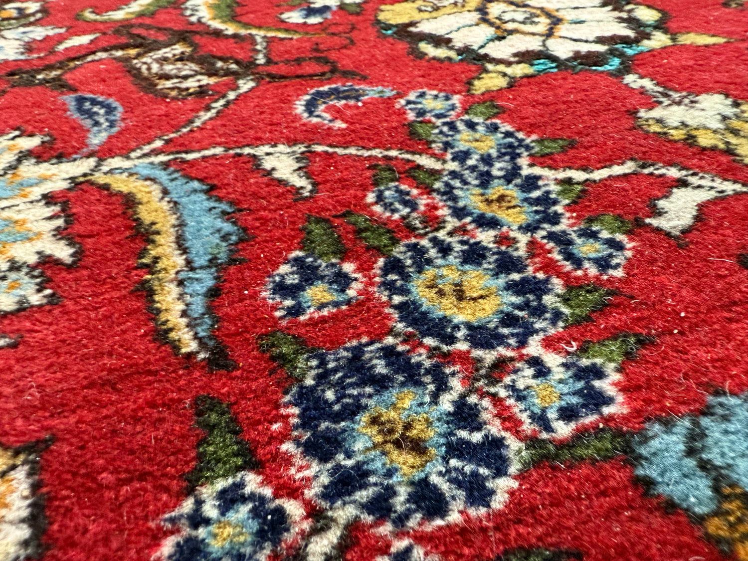 Vintage handgeknoopt wollen tapijt met vogels en gazellen – ca. 222 × 140 cm