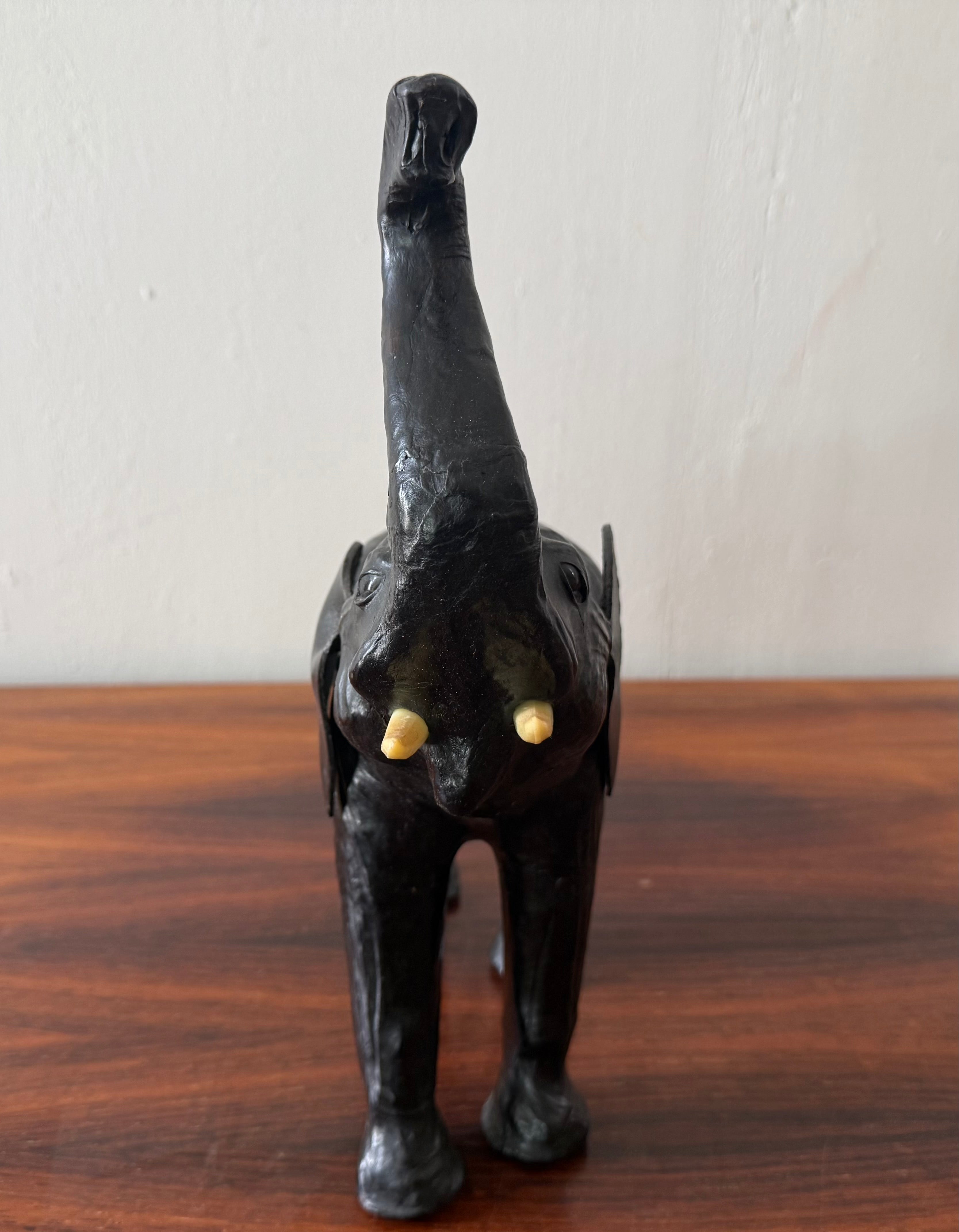 Vintage olifant sculptuur van hout en leer – donker handgemaakt object (35 cm)