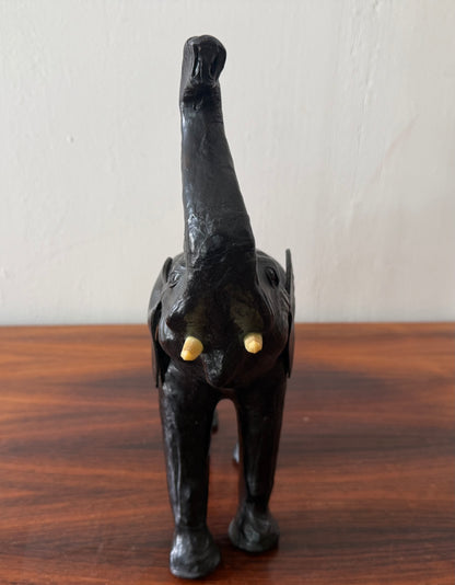 Vintage olifant sculptuur van hout en leer – donker handgemaakt object (35 cm)