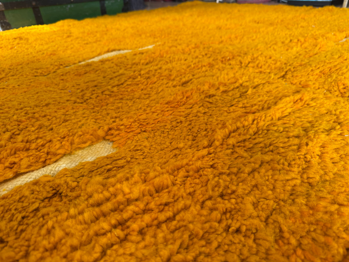 Grande tapete marroquino de pelo alto em laranja açafrão – 312 × 241 cm