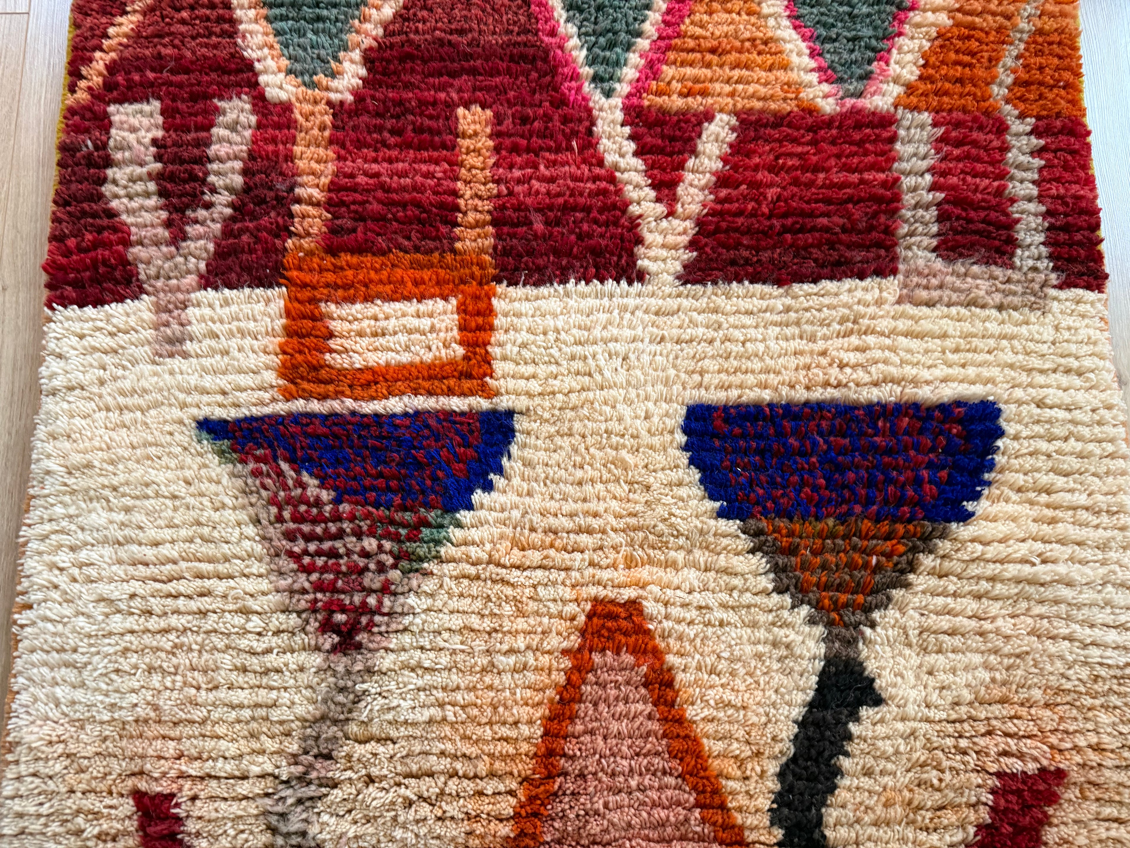 Warm Berber tapijt met abstract tribal design – 180 × 104 cm