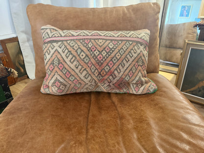 Handgemaakt kussen van een vintage Marokkaans tapijt – ca. 60 × 40 cm
