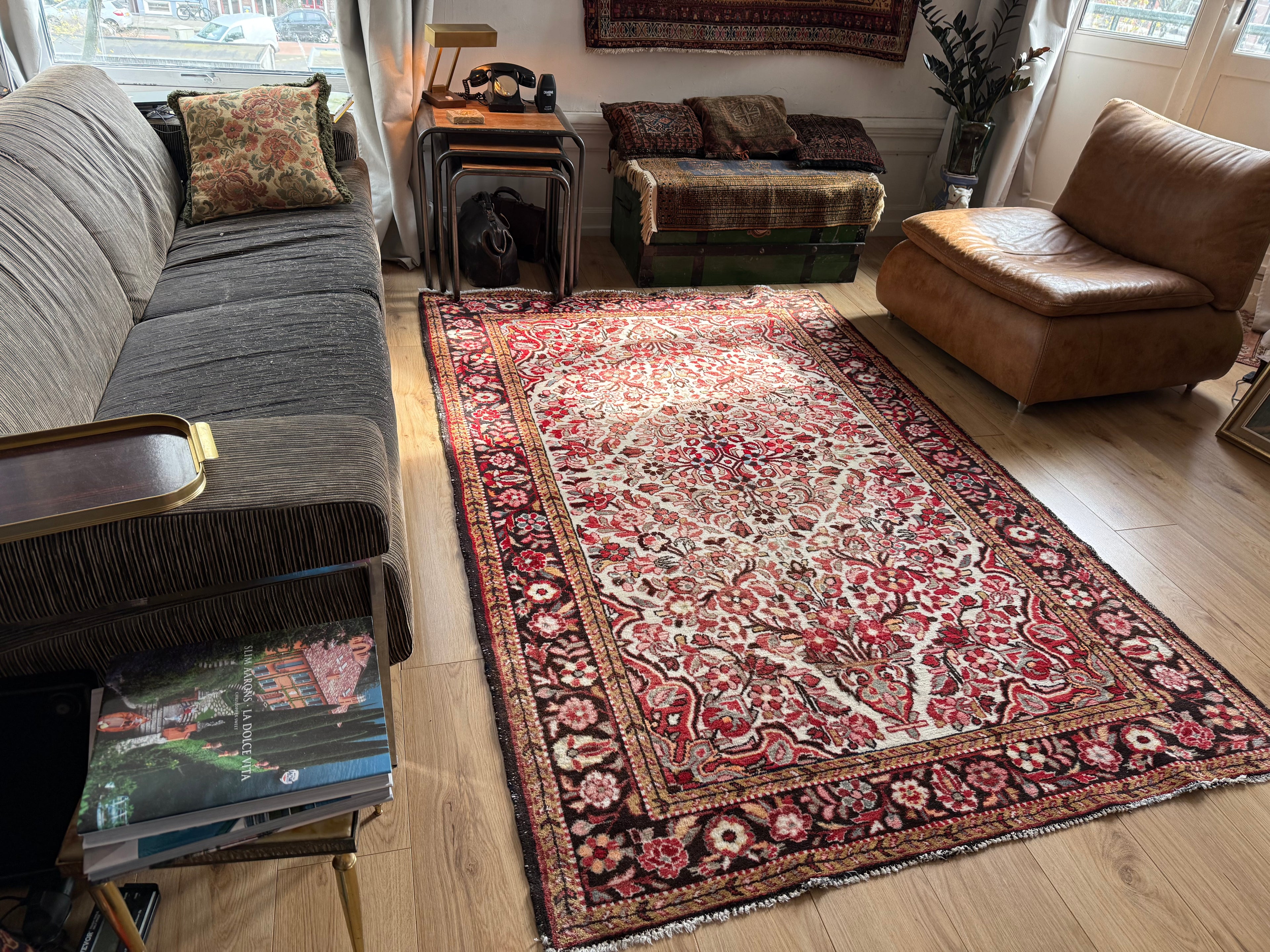 Tapete clássico nó à mão com campo e medalhão em tons terrosos suaves 230 x 149 cm