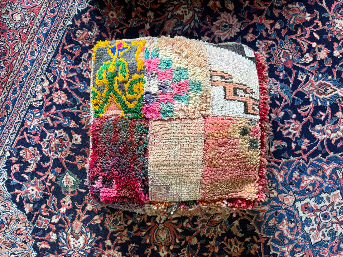 Poef van gebruikt vintage Marokkaans tapijt – handgemaakt – ca. 60 × 60 × 25 cm