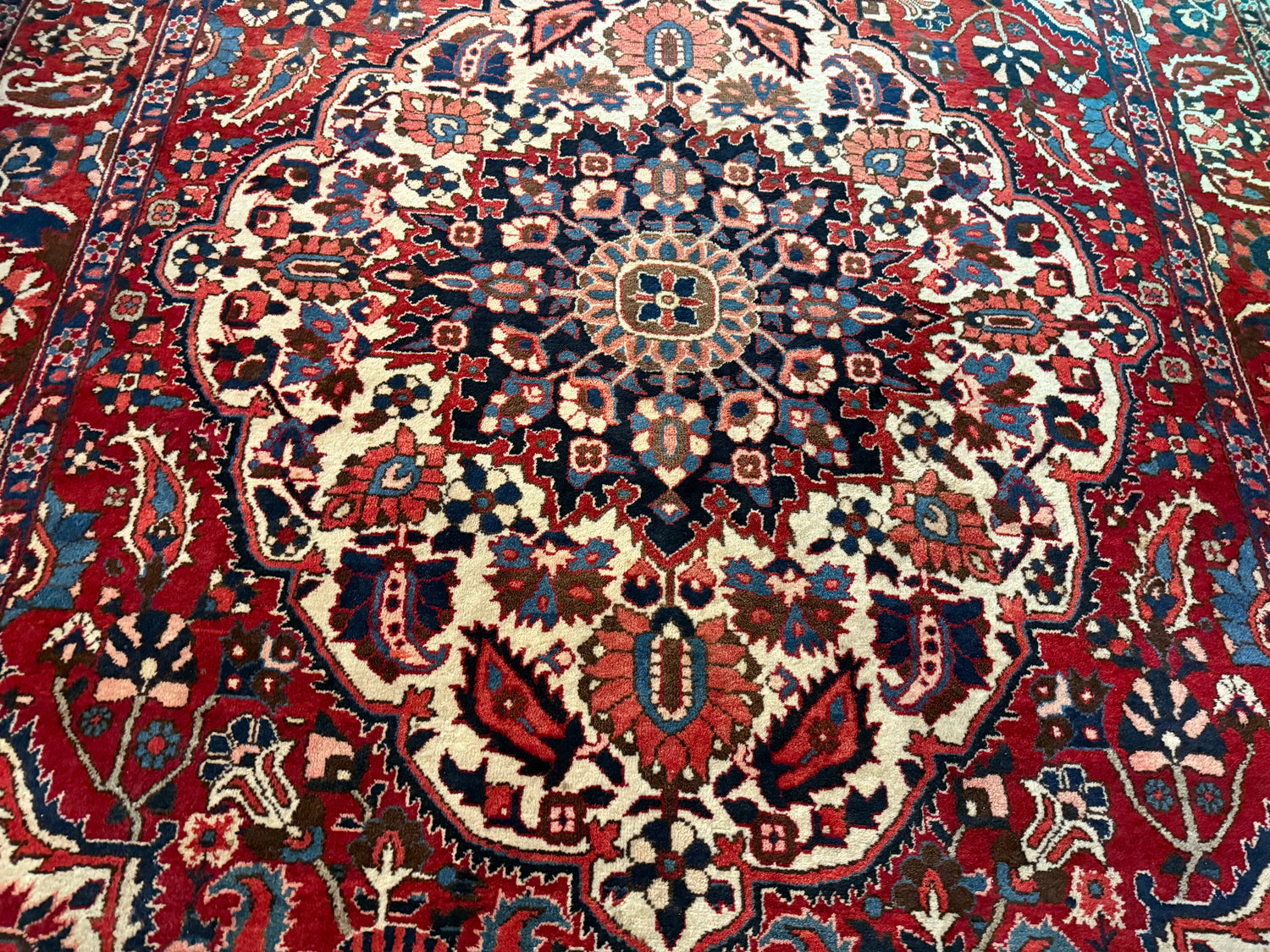 Vintage handgeknoopt tapijt 320 × 220 cm – klassiek rood met ivoor en donkerblauw