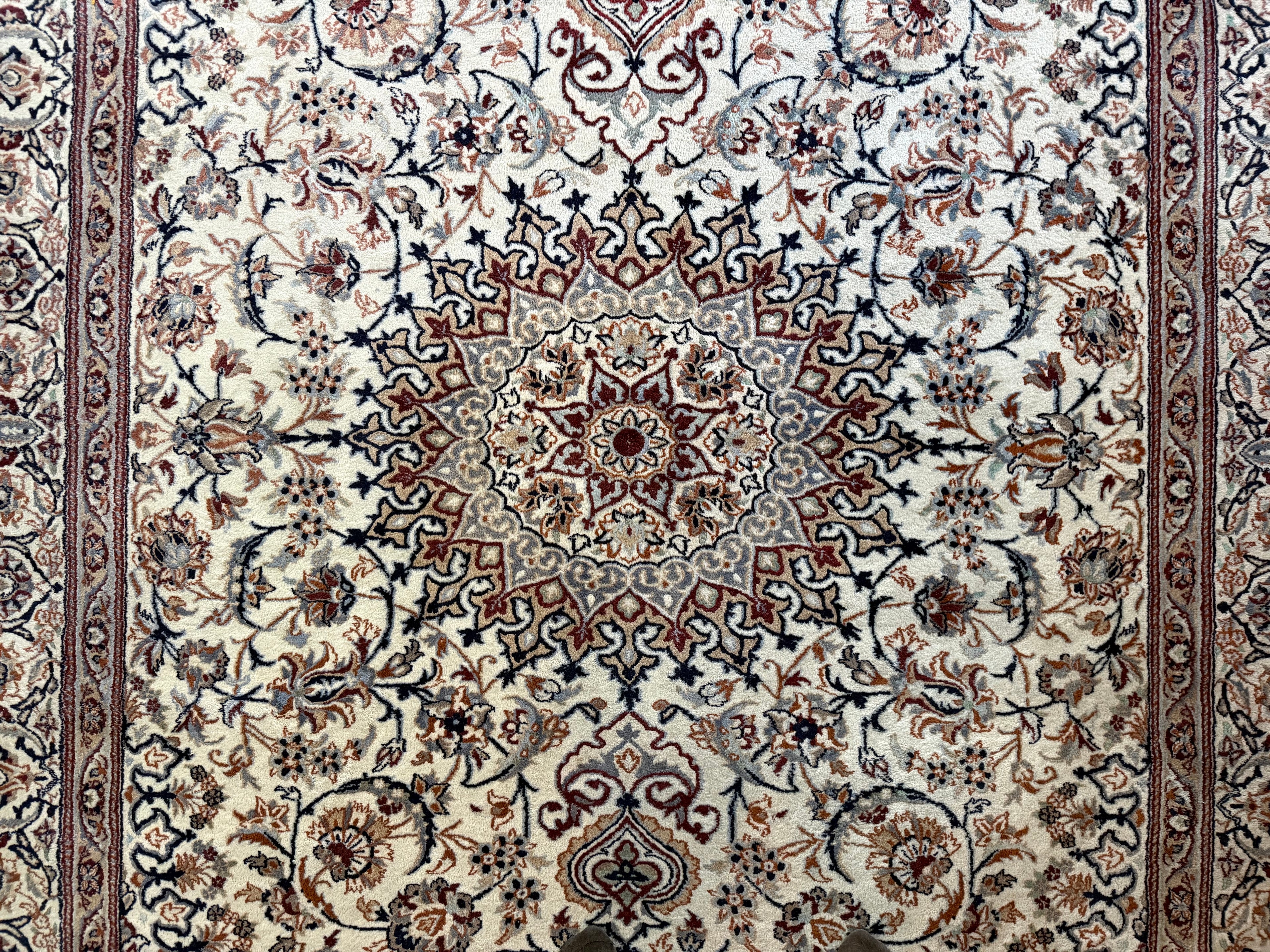 Tapete clássico nó à mão estilo Nain com medalhão – marfim &amp; azul noite – 335 × 247 cm