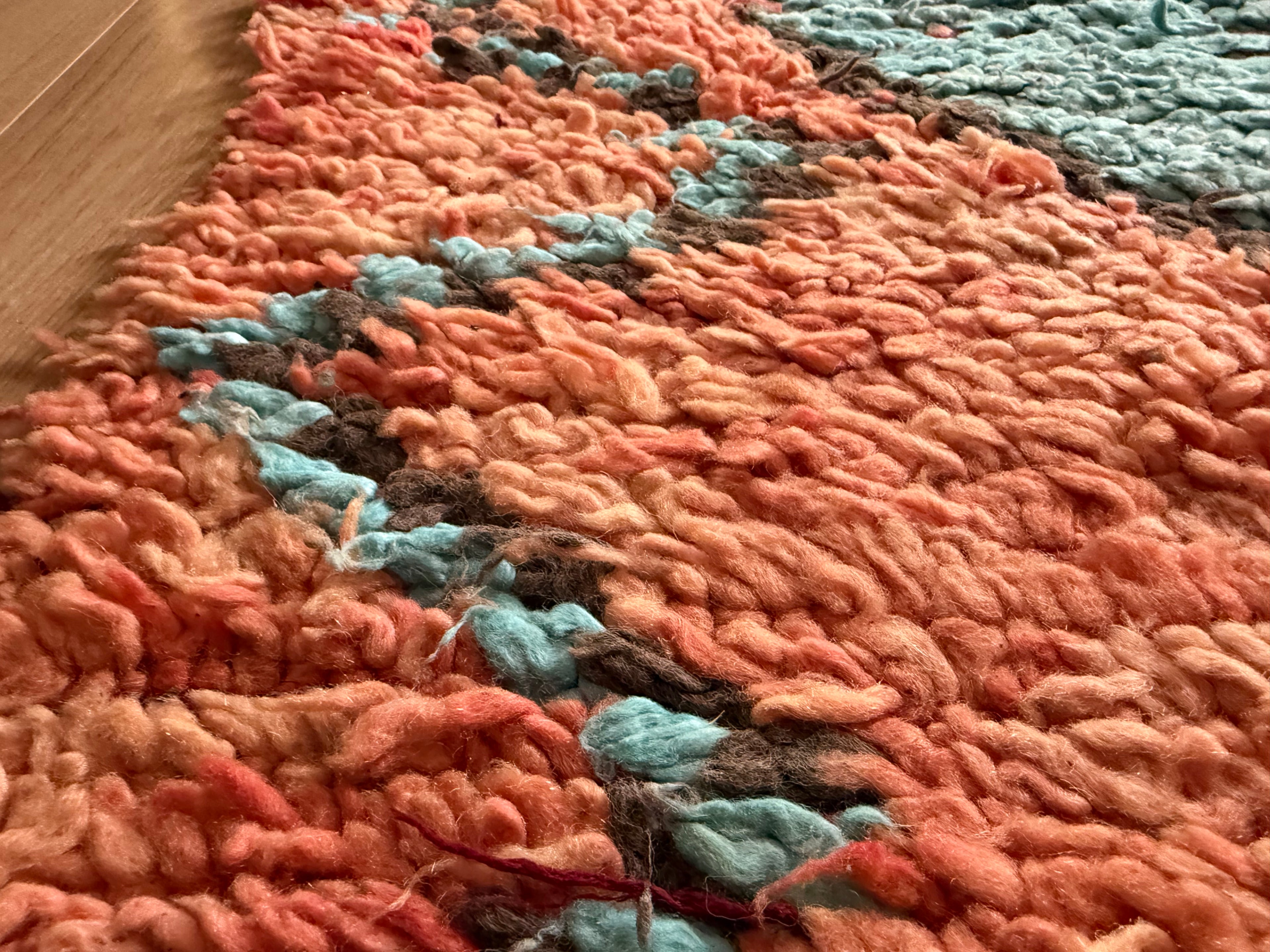 Tapete marroquino vintage Boucherouite – 355 × 178 cm – design gráfico de losangos em salmão, turquesa e preto