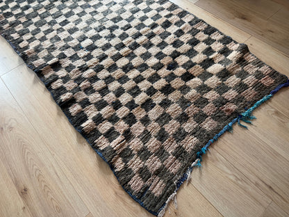 Handgeknoopt vintage Marokkaans checkerboard tapijt – 297 × 114 cm