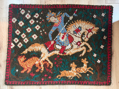 Tapete ou tapeçaria francesa vintage de parede ou chão com cavaleiro e cavalos (design Phildar, c. anos 70)