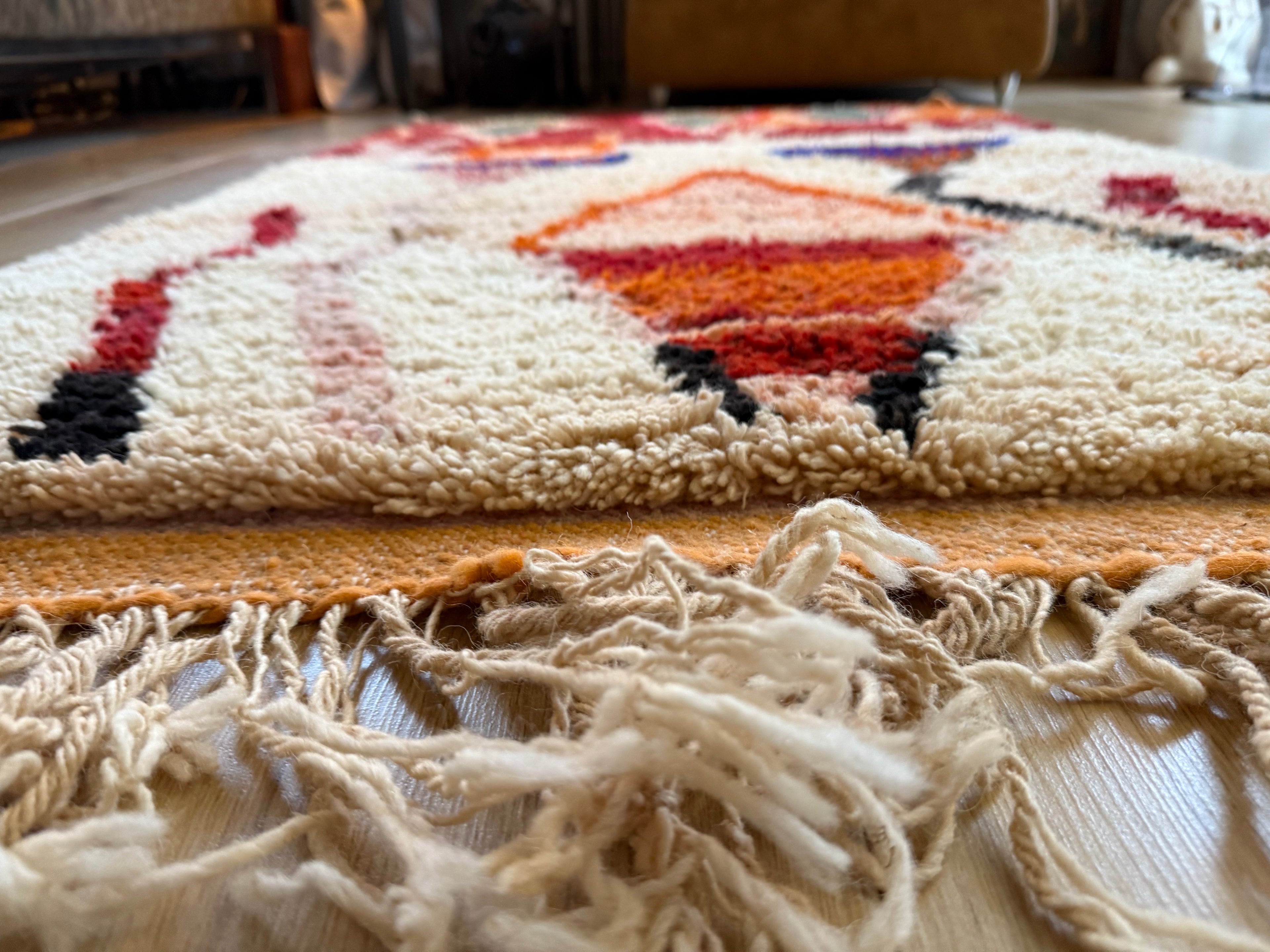 Warm Berber tapijt met abstract tribal design – 180 × 104 cm