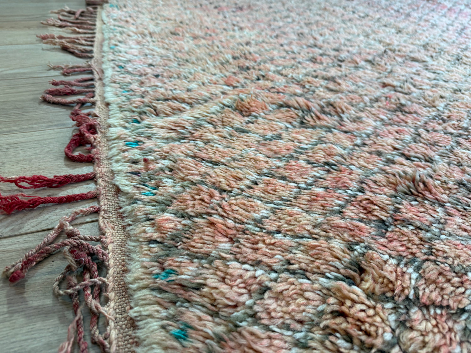 Zacht vintage Berber tapijt in perziktinten – 320 × 195 cm