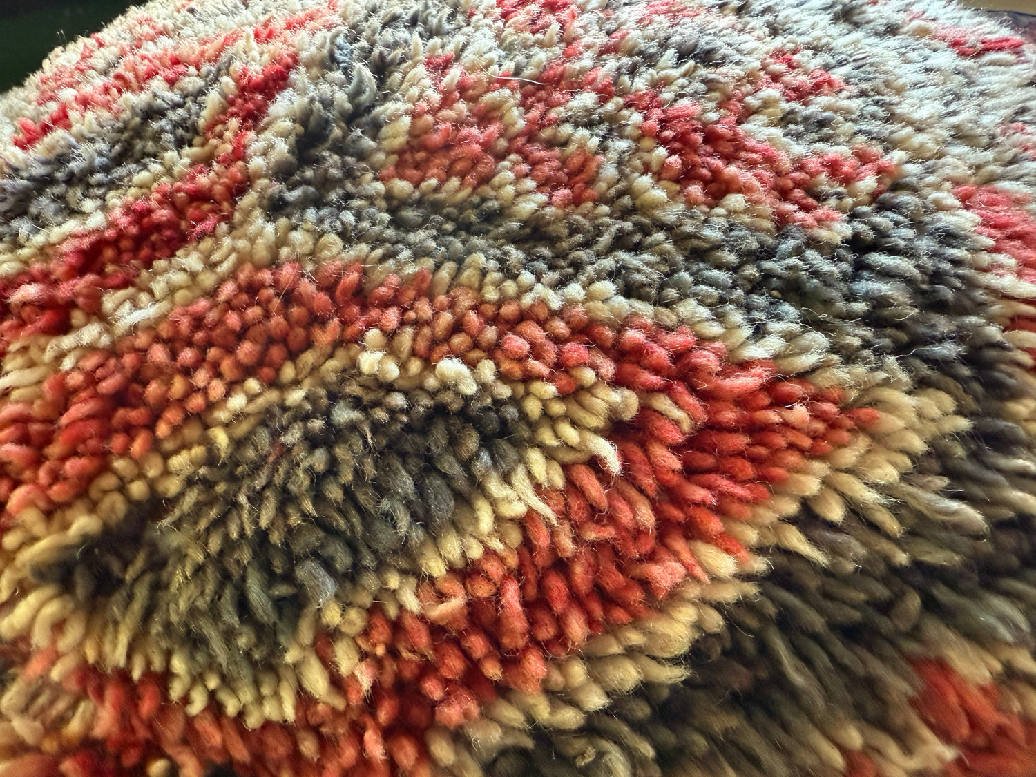 Poef van gebruikt vintage Marokkaans tapijt – handgemaakt – ca. 60 × 60 × 25 cm