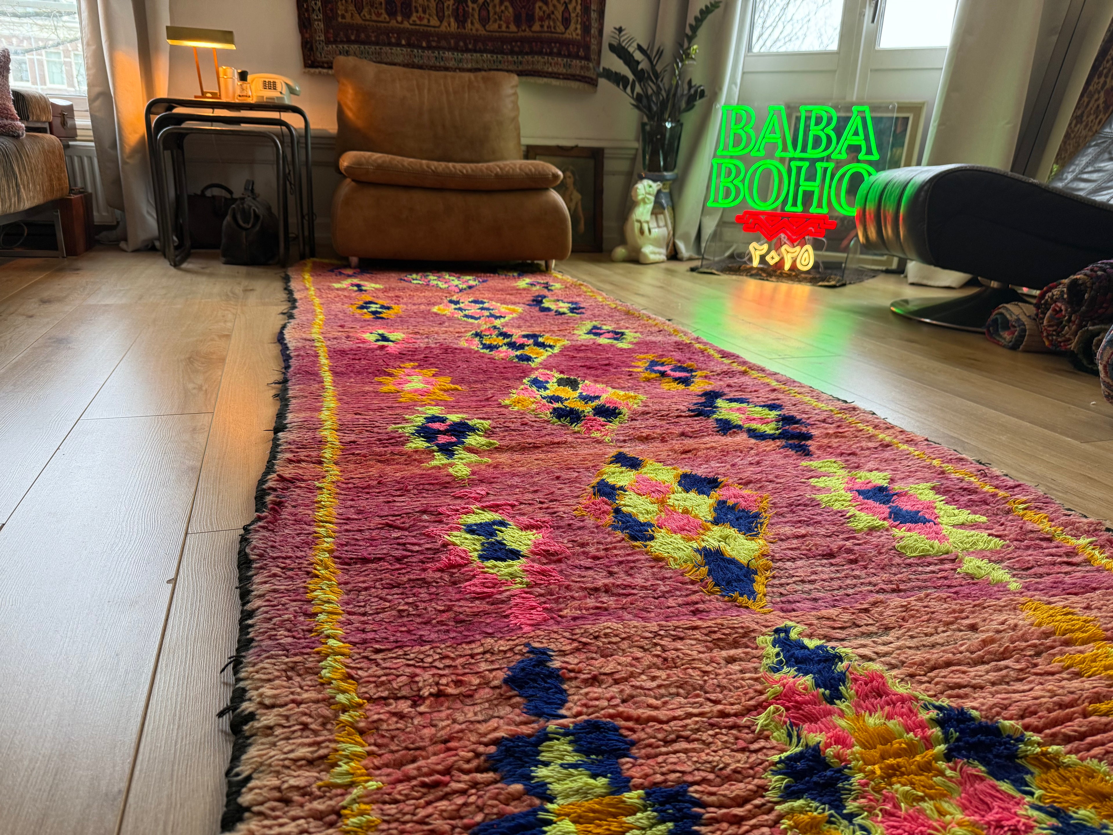 Vintage Marokkaanse loper met uitgesproken kleur &amp; karakter 384 × 101 cm