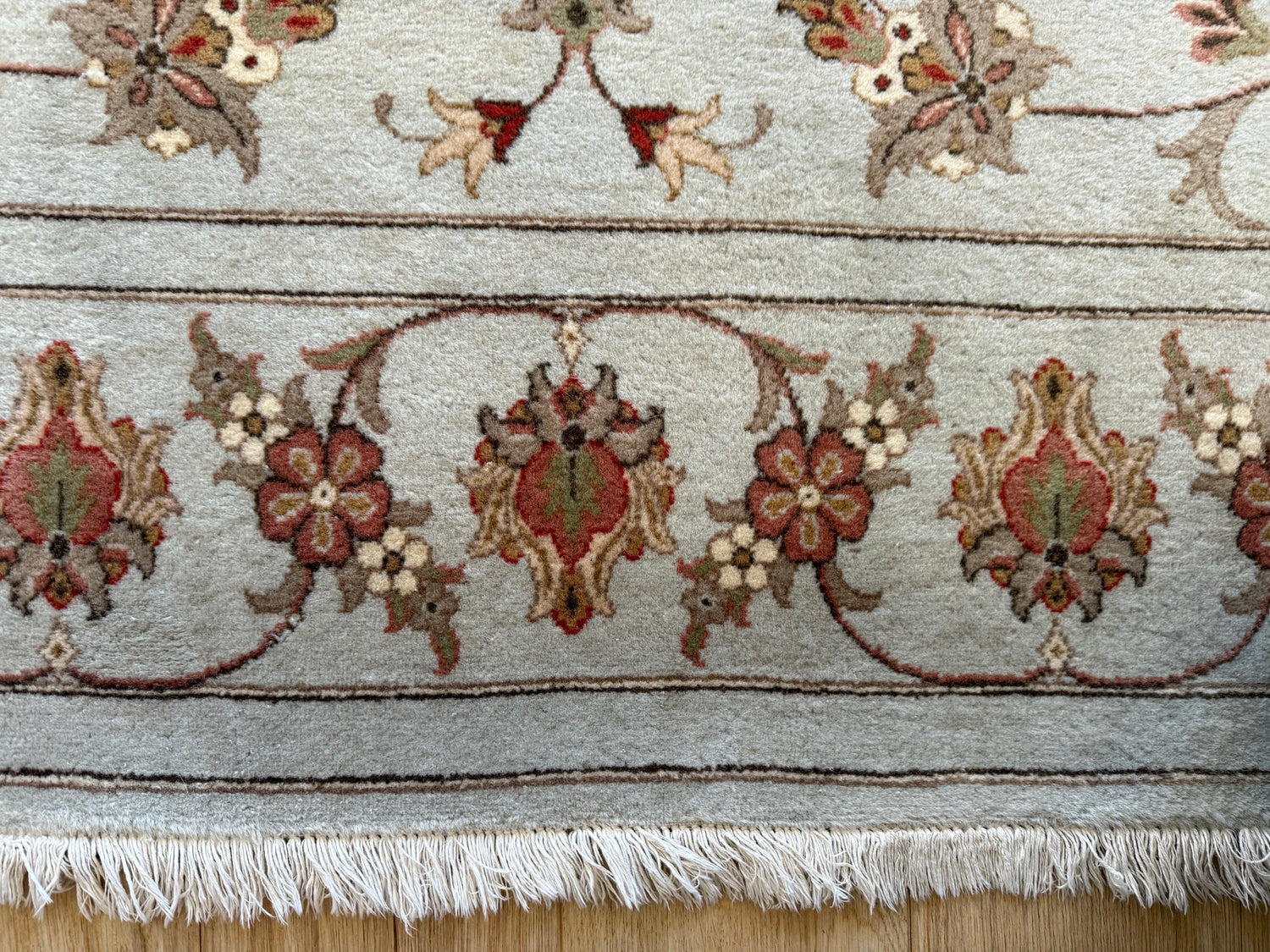 Authentiek handgeknoopt tapijt – licht pastel &amp; florale elegantie – ca. 305 × 197 cm