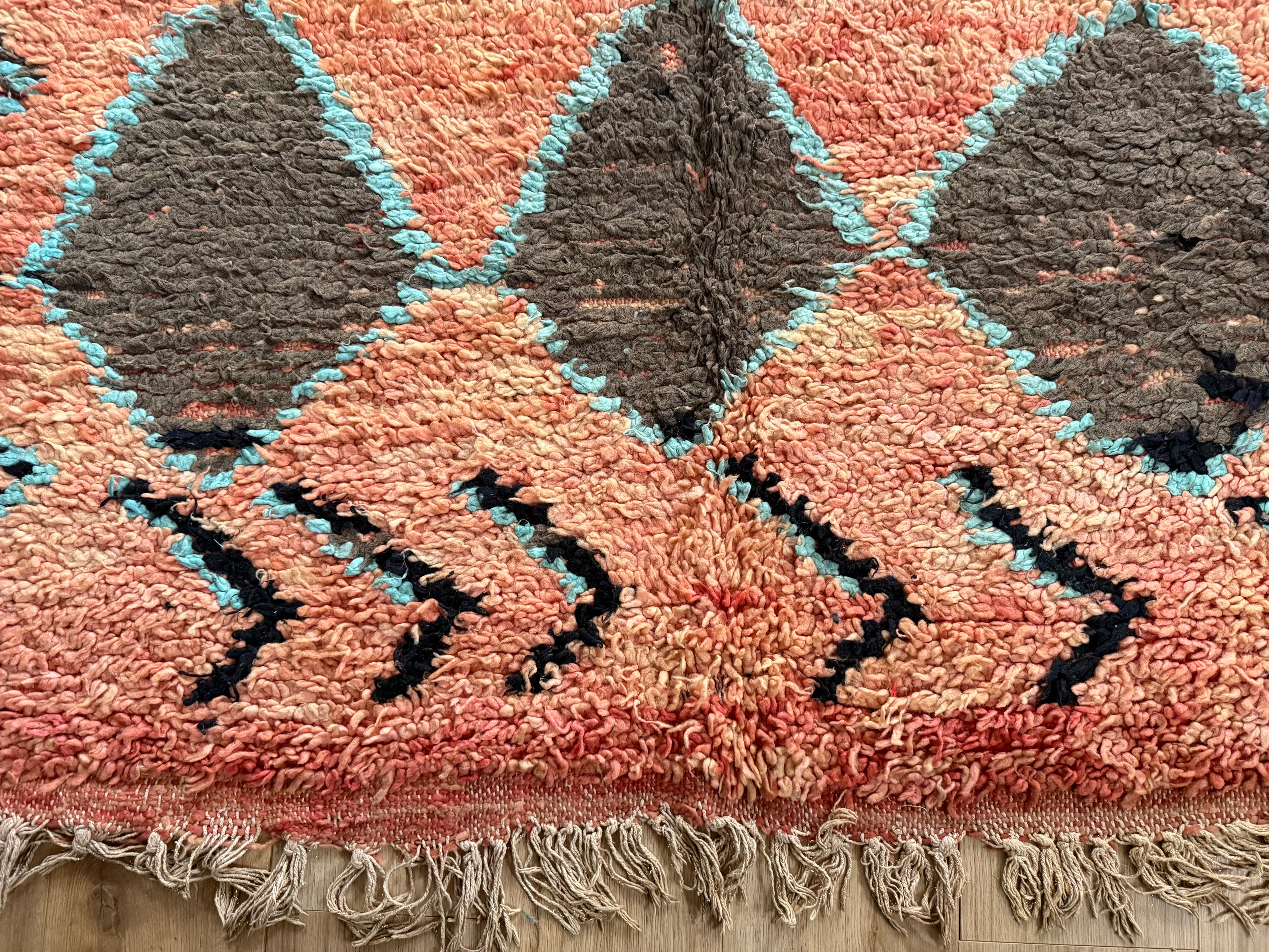 Tapete marroquino vintage Boucherouite – 355 × 178 cm – design gráfico de losangos em salmão, turquesa e preto