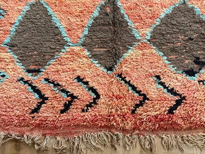 Tapete marroquino vintage Boucherouite – 355 × 178 cm – design gráfico de losangos em salmão, turquesa e preto