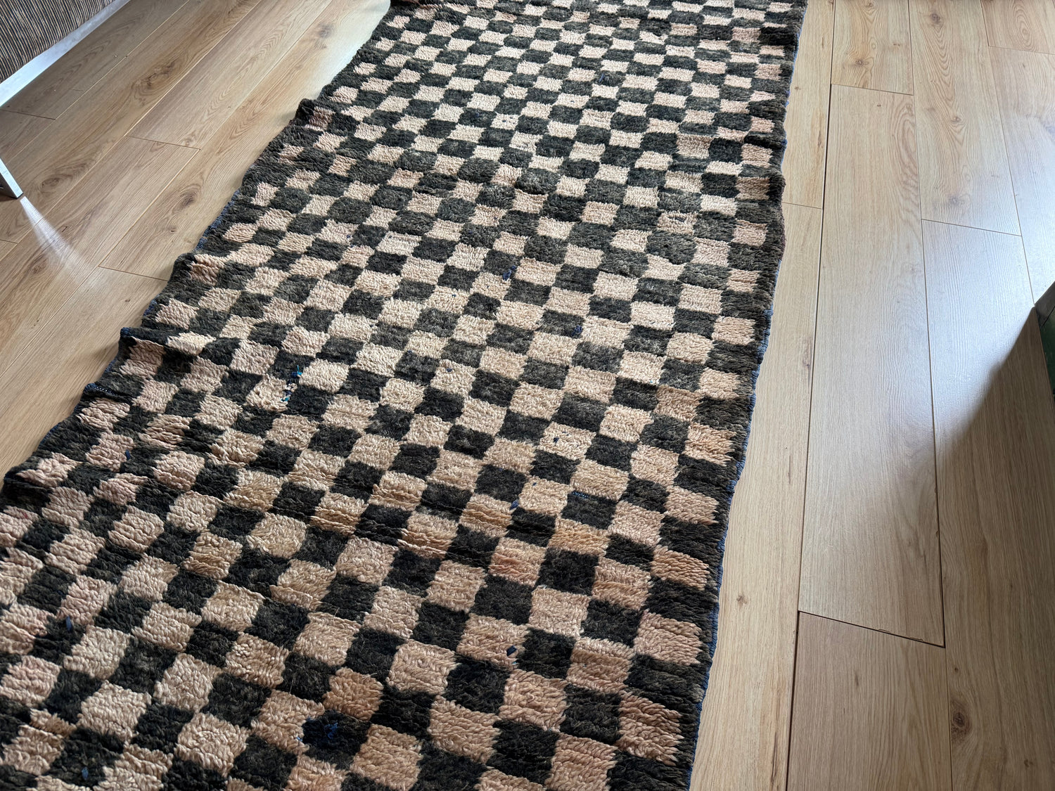 Handgeknoopt vintage Marokkaans checkerboard tapijt – 297 × 114 cm